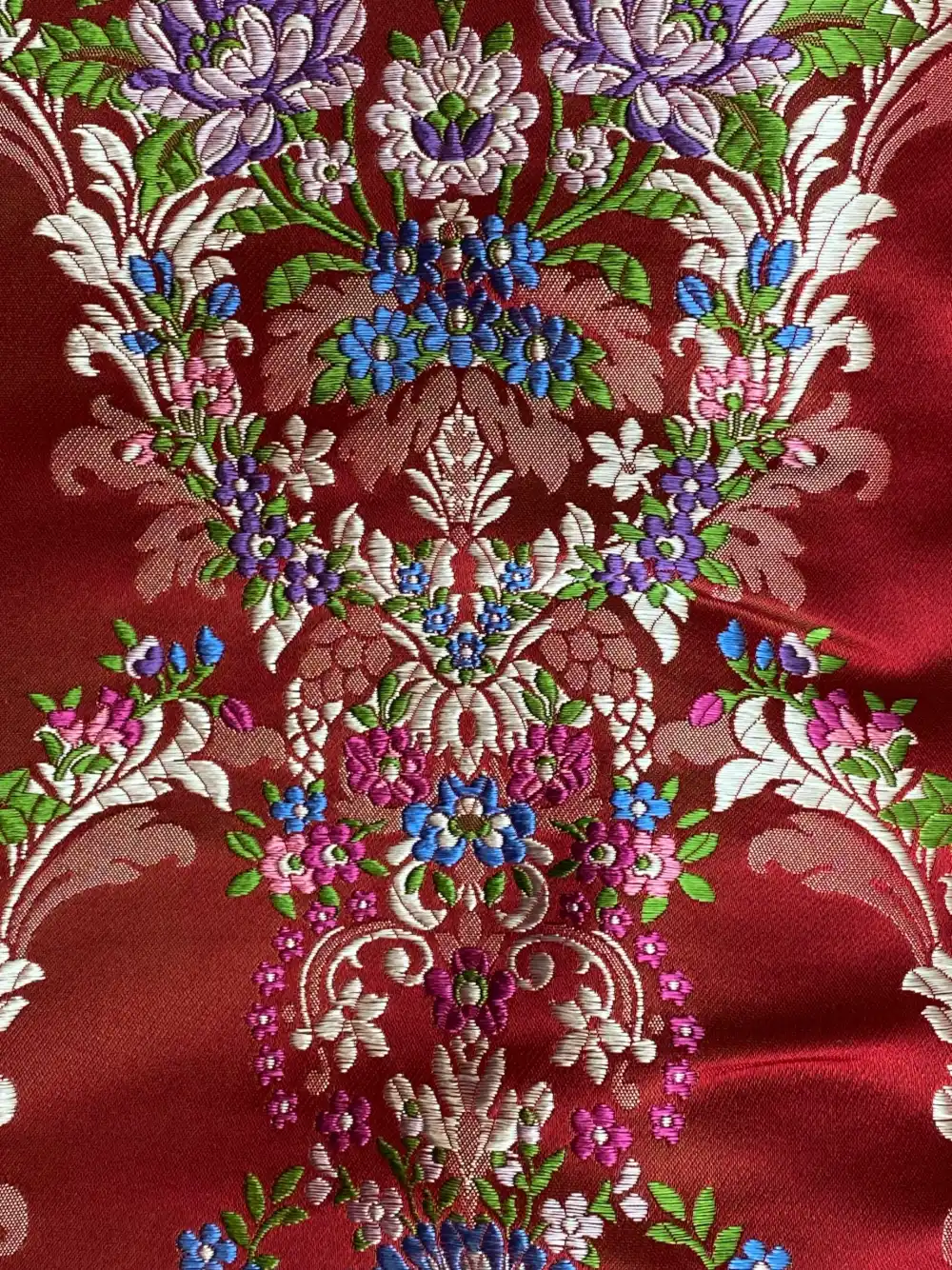 Detalle de traje de fallera en tono granate